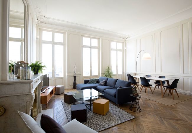 Apartment in Bordeaux - Heart of Bordeaux, 4 bedrooms with view + Parking