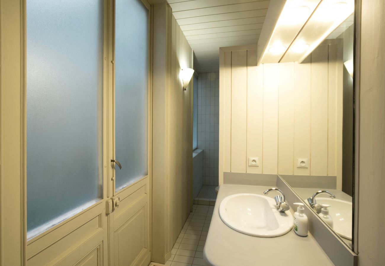 Apartment in Bordeaux - Heart of Bordeaux, 4 bedrooms with view + Parking