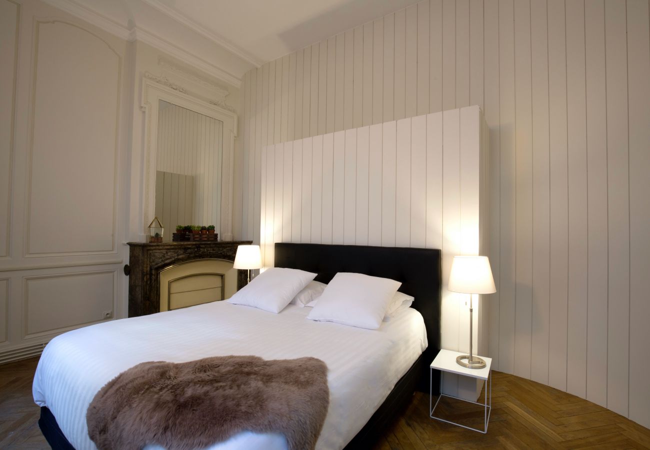 Apartment in Bordeaux - Heart of Bordeaux, 4 bedrooms with view + Parking