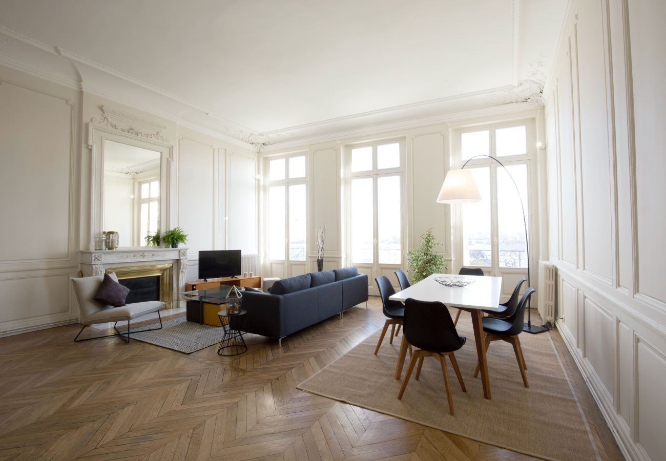Apartment in Bordeaux - Heart of Bordeaux, 4 bedrooms with view + Parking
