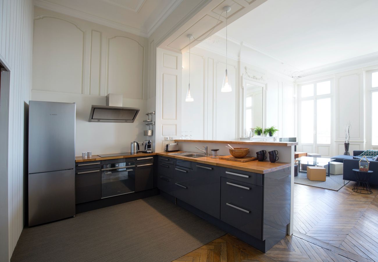Apartment in Bordeaux - Heart of Bordeaux, 4 bedrooms with view + Parking