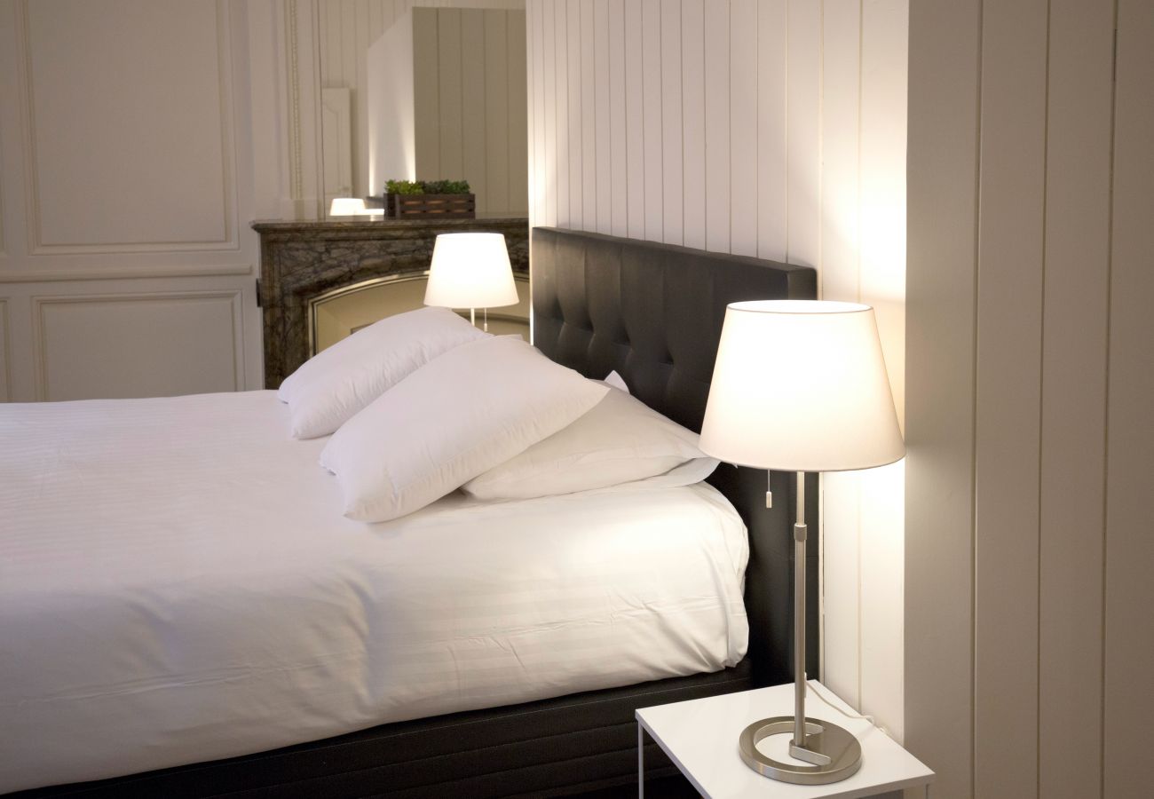 Apartment in Bordeaux - Heart of Bordeaux, 4 bedrooms with view + Parking