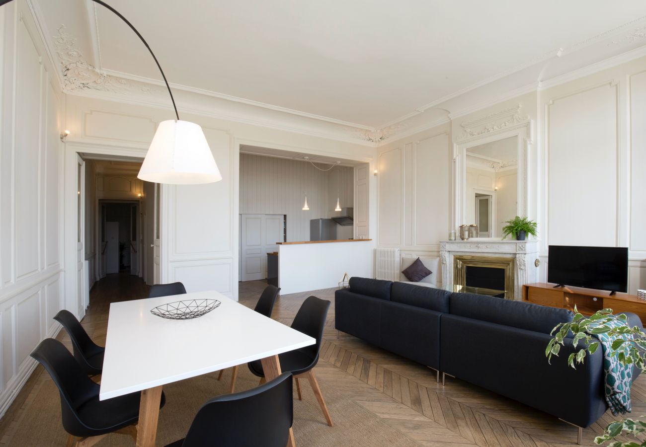 Apartment in Bordeaux - Heart of Bordeaux, 4 bedrooms with view + Parking