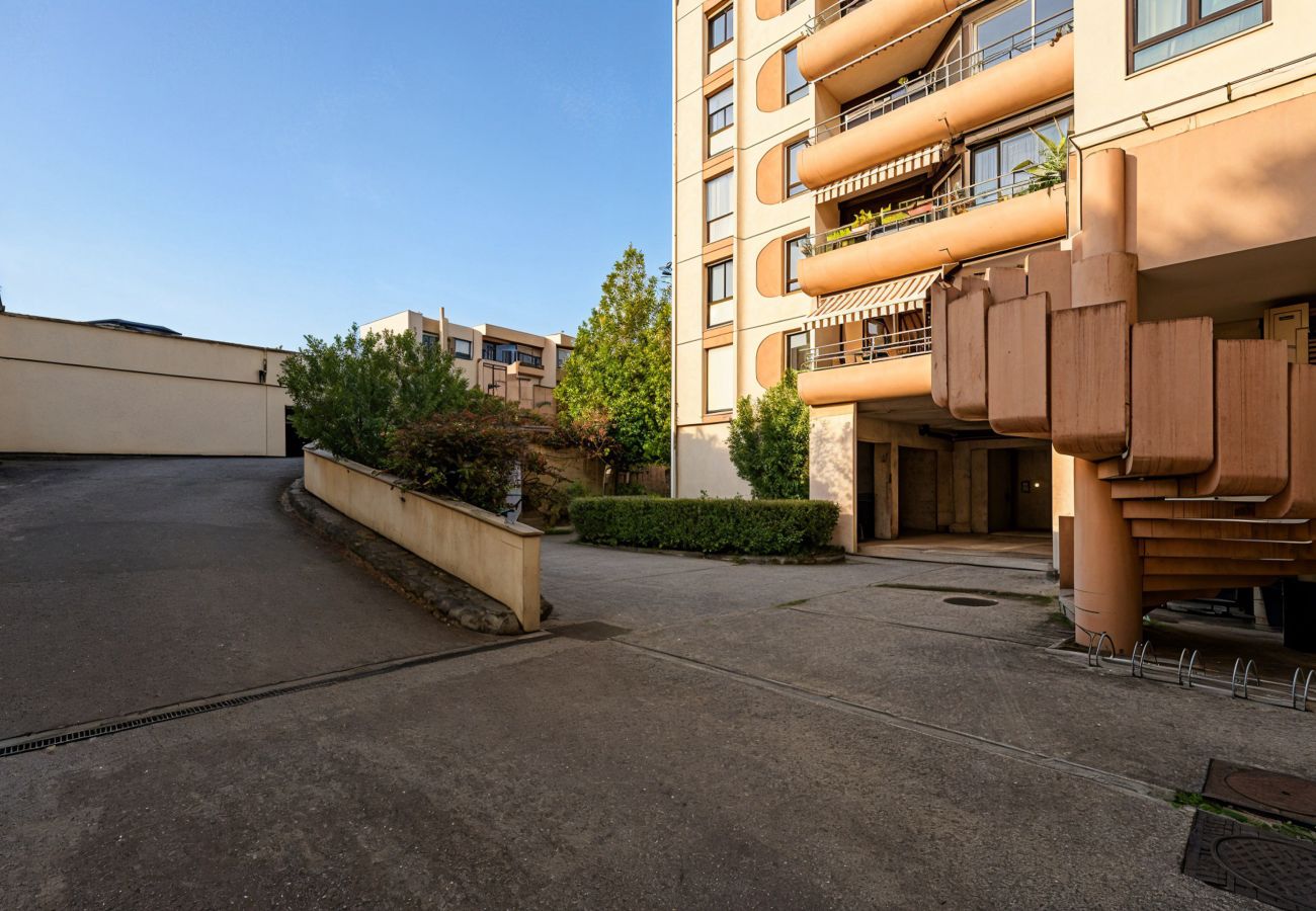 Apartment in Bordeaux - Spacious 2 bedrooms, Terrace, Parking, lift
