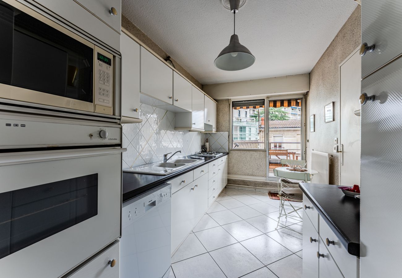 Apartment in Bordeaux - Spacious 2 bedrooms, Terrace, Parking, lift