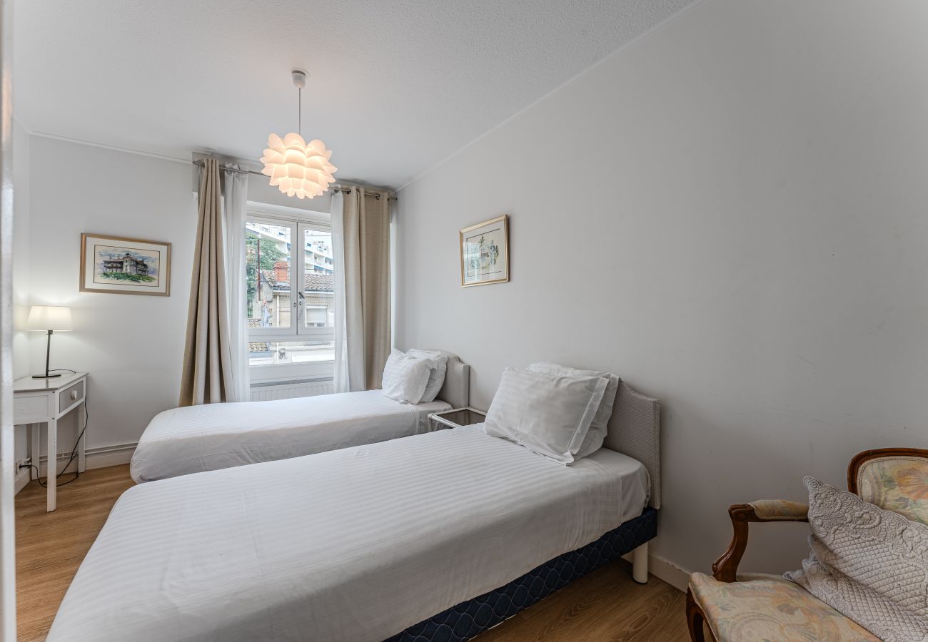 Apartment in Bordeaux - Spacious 2 bedrooms, Terrace, Parking, lift