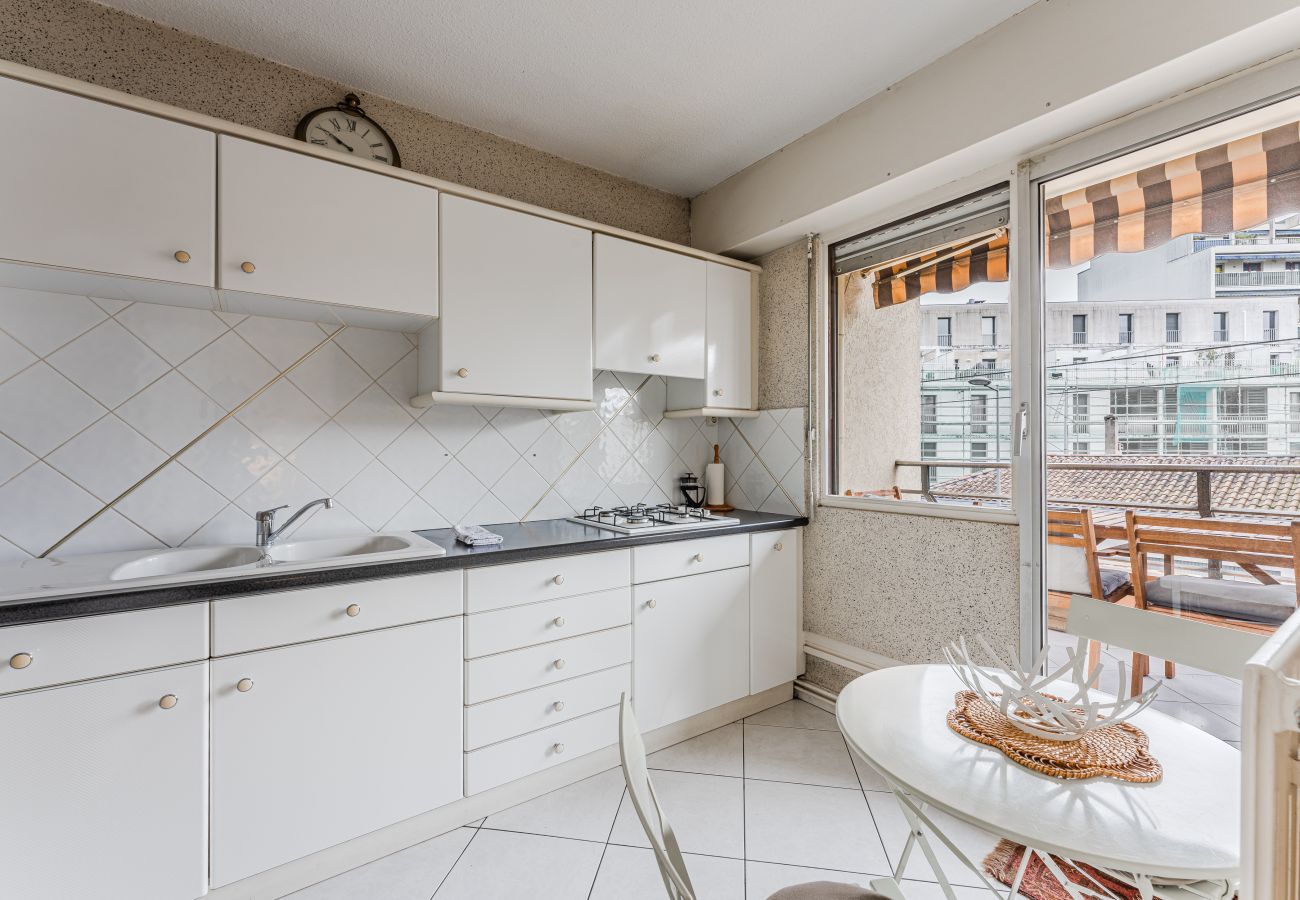 Apartment in Bordeaux - Spacious 2 bedrooms, Terrace, Parking, lift