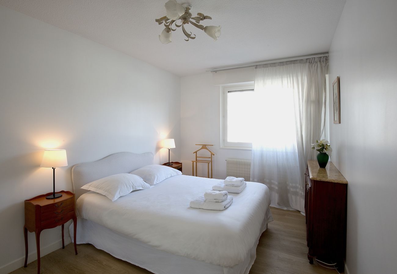 Apartment in Bordeaux - Spacious 2 bedrooms, Terrace, Parking, lift