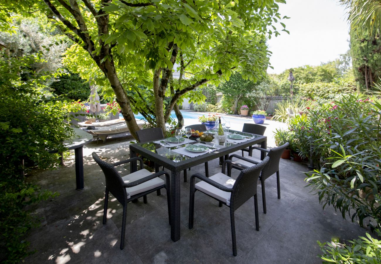 Villa in Bordeaux - Villa with swimming pool Bordeaux center, quiet garden, air-conditioned