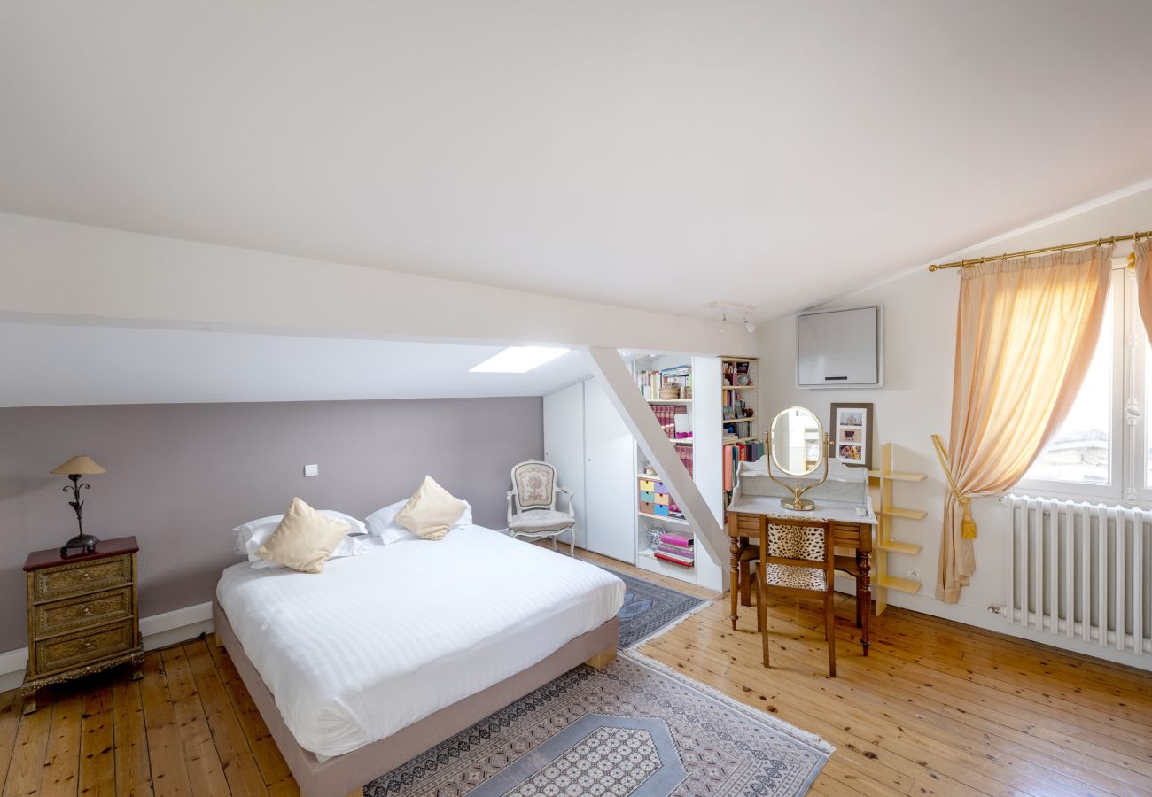 Villa in Bordeaux - Villa with swimming pool Bordeaux center, quiet garden, air-conditioned