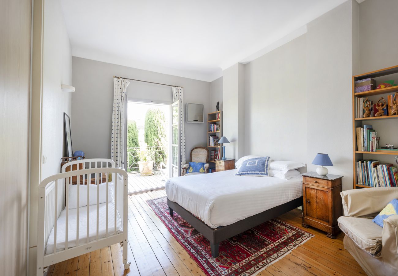 Villa in Bordeaux - Villa with swimming pool Bordeaux center, quiet garden, air-conditioned