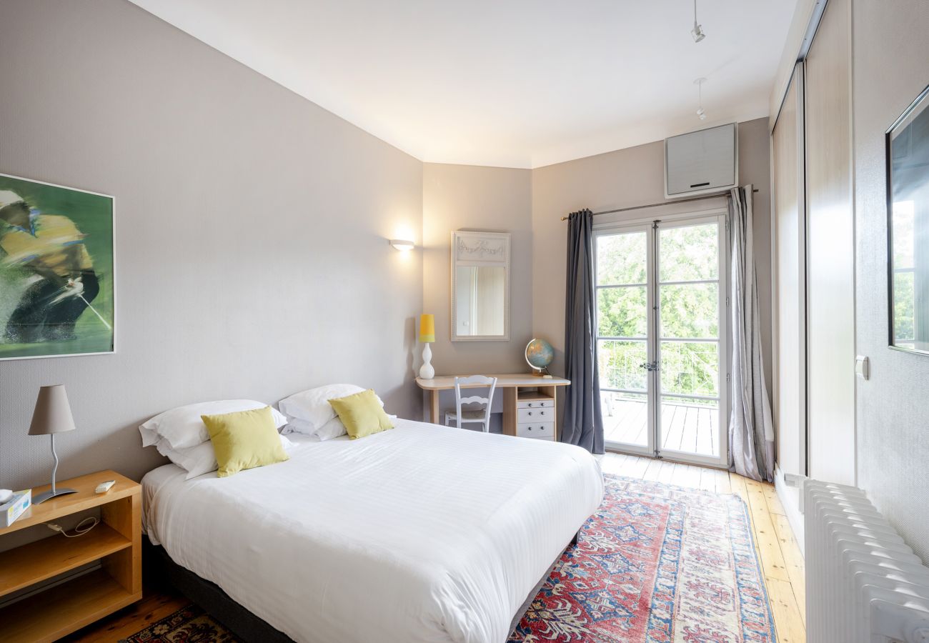 Villa in Bordeaux - Villa with swimming pool Bordeaux center, quiet garden, air-conditioned