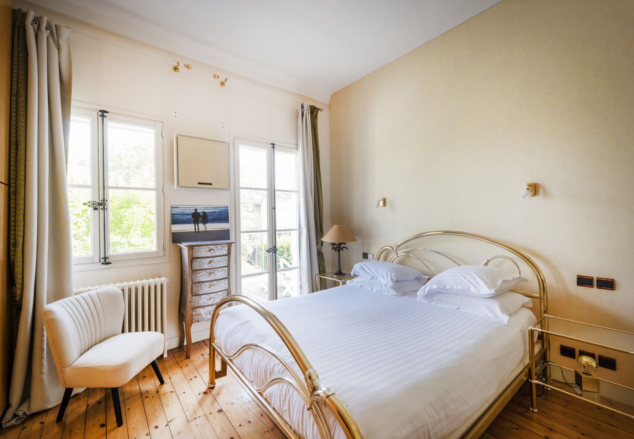 Villa in Bordeaux - Villa with swimming pool Bordeaux center, quiet garden, air-conditioned