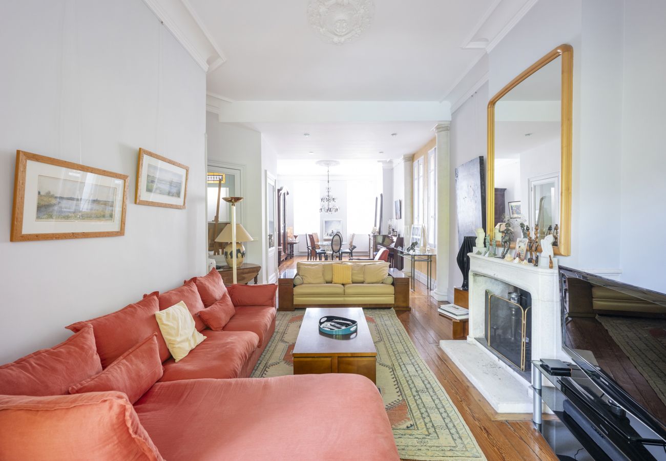 Villa in Bordeaux - Villa with swimming pool Bordeaux center, quiet garden, air-conditioned