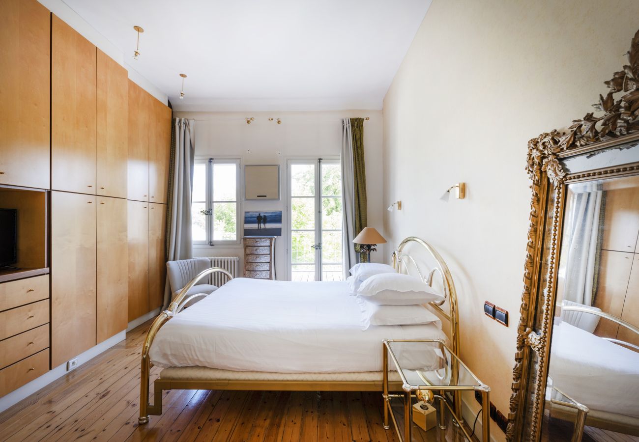 Villa in Bordeaux - Villa with swimming pool Bordeaux center, quiet garden, air-conditioned