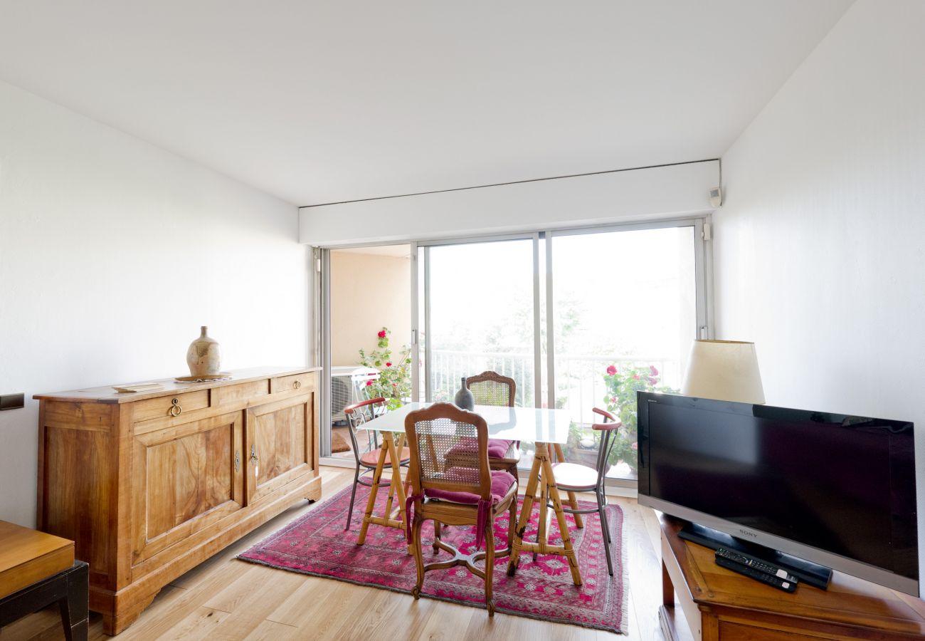 Apartment in Bordeaux - Bright 2 bedrooms with terrace, calm, A/C, lift