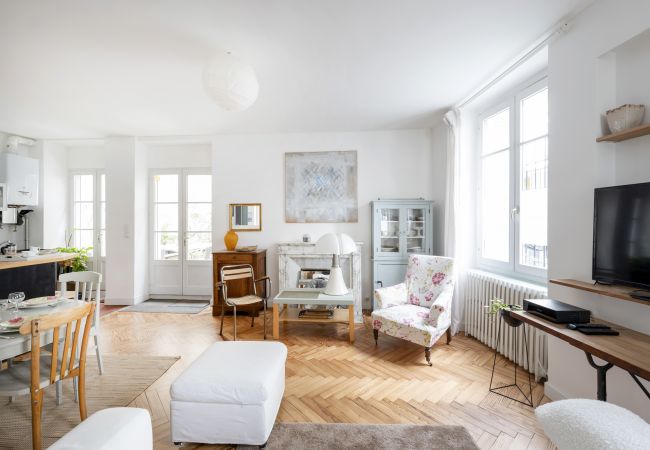 Apartment in Bordeaux - Heart of Bordeaux, charming apt with patio