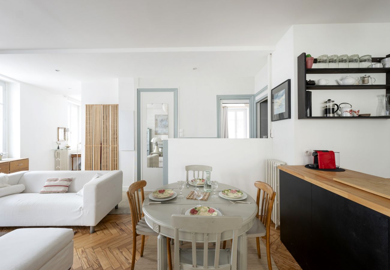 Apartment in Bordeaux - Heart of Bordeaux, charming apt with patio