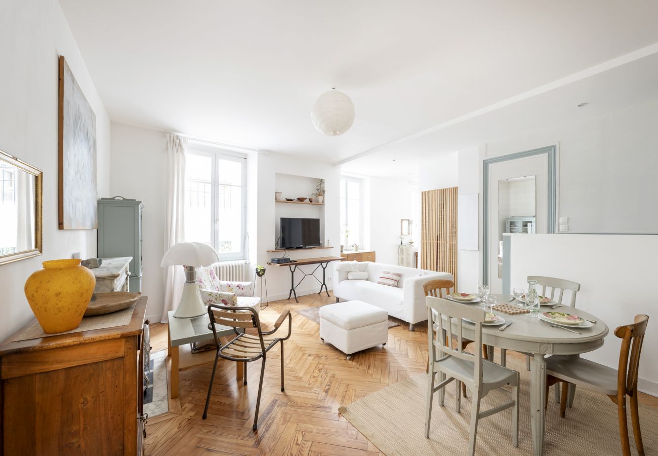 Apartment in Bordeaux - Heart of Bordeaux, charming apt with patio
