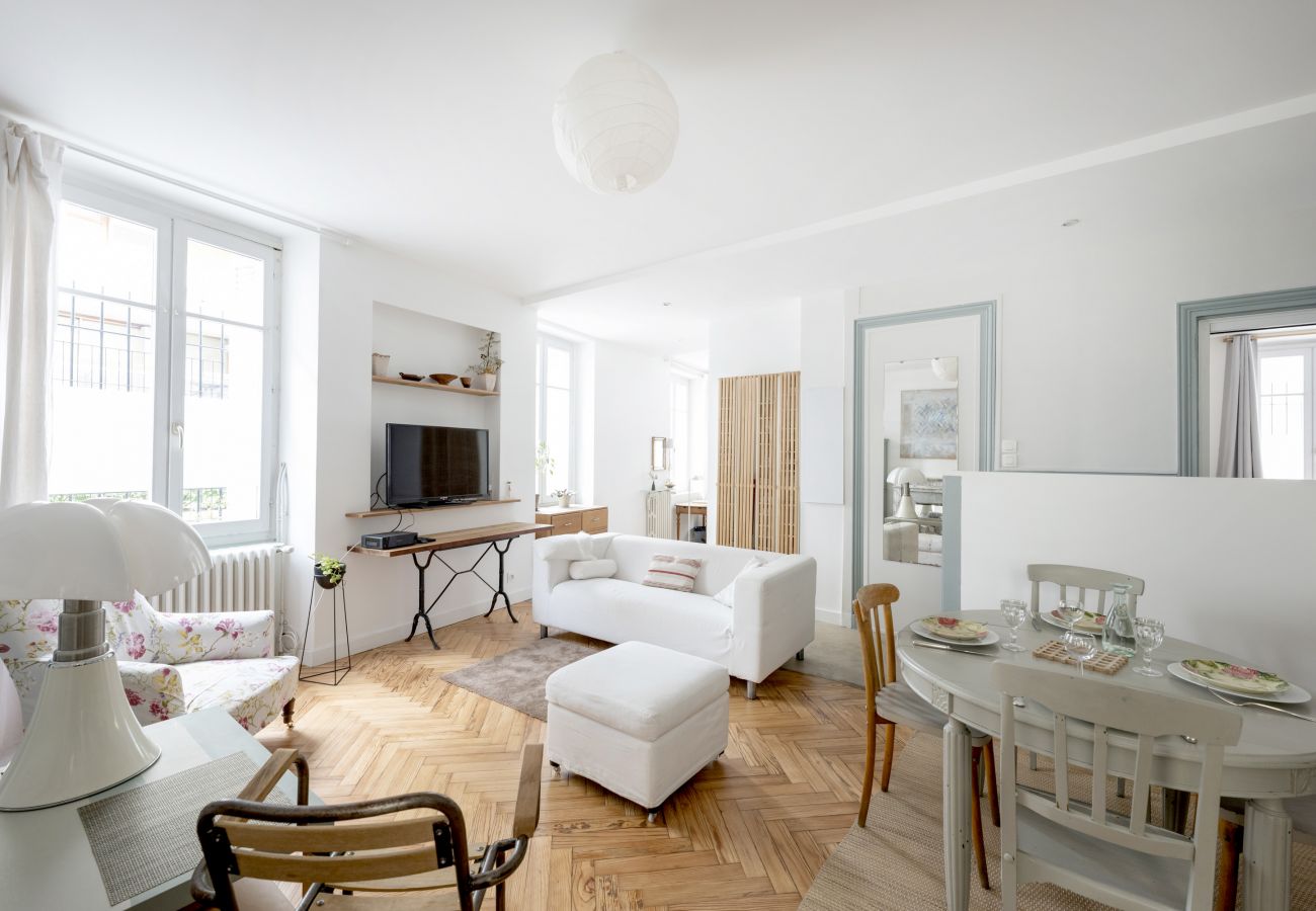 Apartment in Bordeaux - Heart of Bordeaux, charming apt with patio