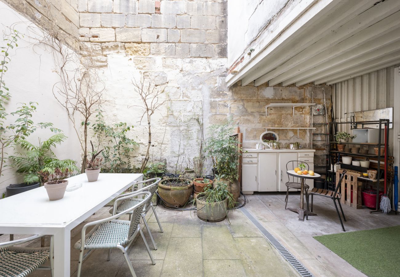 Apartment in Bordeaux - Heart of Bordeaux, charming apt with patio