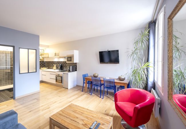 Studio in Bordeaux - Bordeaux city center, quiet apartment + parking (sup)