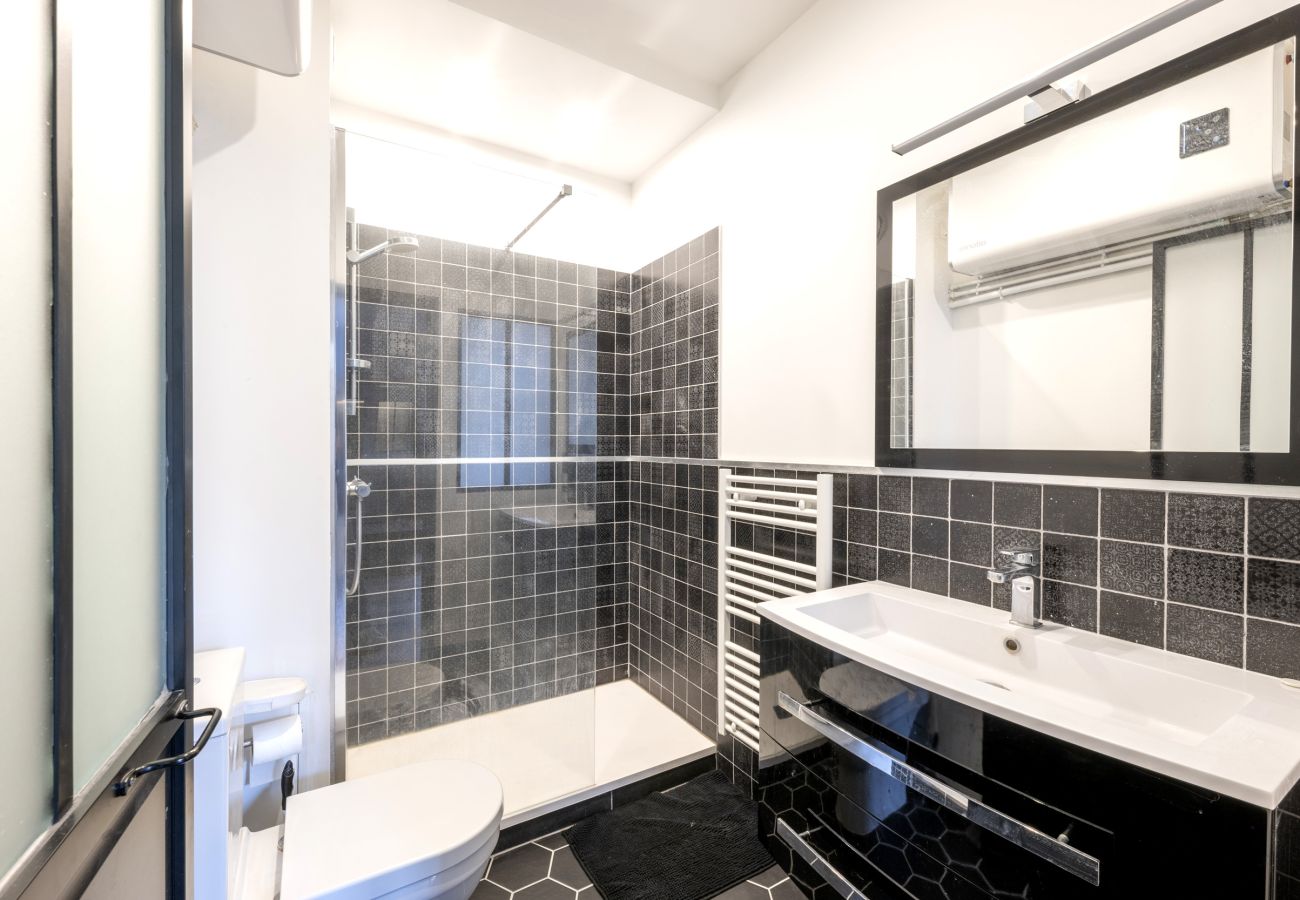 Studio in Bordeaux - Bordeaux city center, quiet apartment + parking (sup)