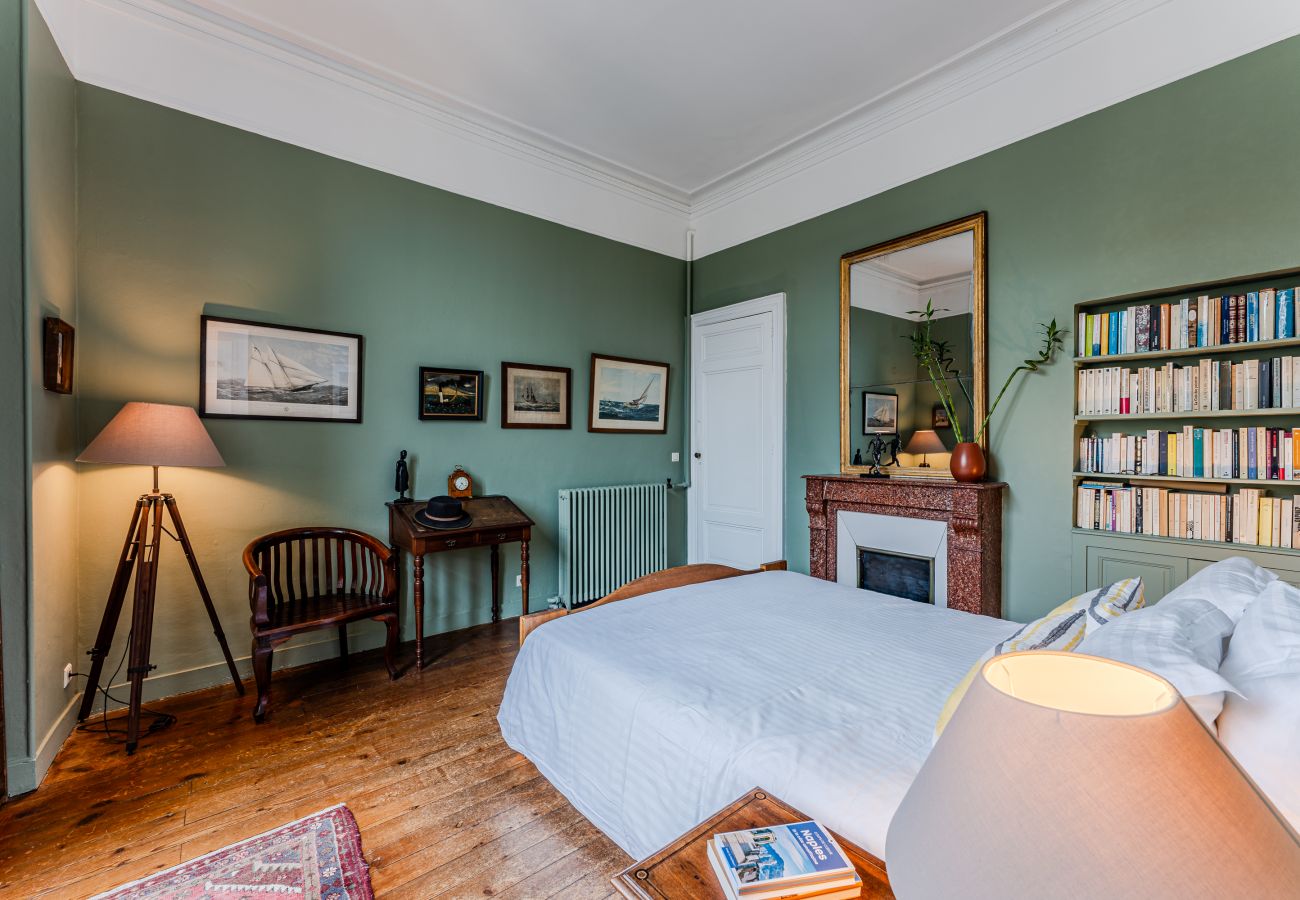 Apartment in Bordeaux - Bordeaux city center: Elegance, calm and authenticity