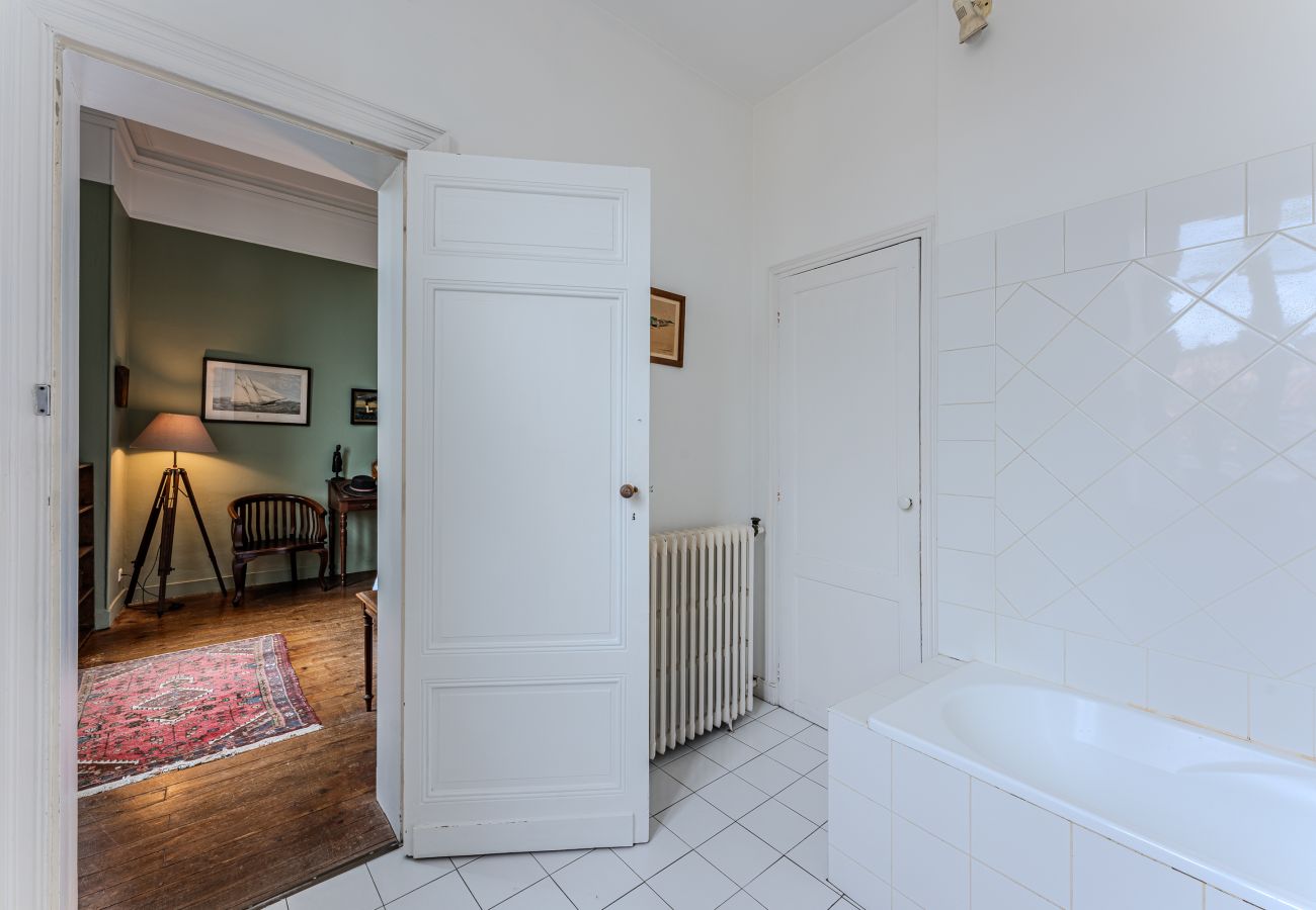 Apartment in Bordeaux - Bordeaux city center: Elegance, calm and authenticity