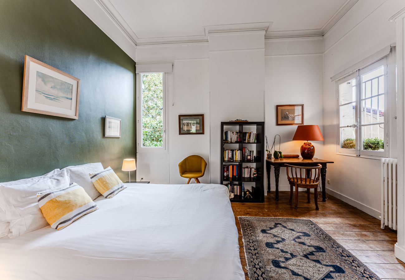 Apartment in Bordeaux - Bordeaux city center: Elegance, calm and authenticity
