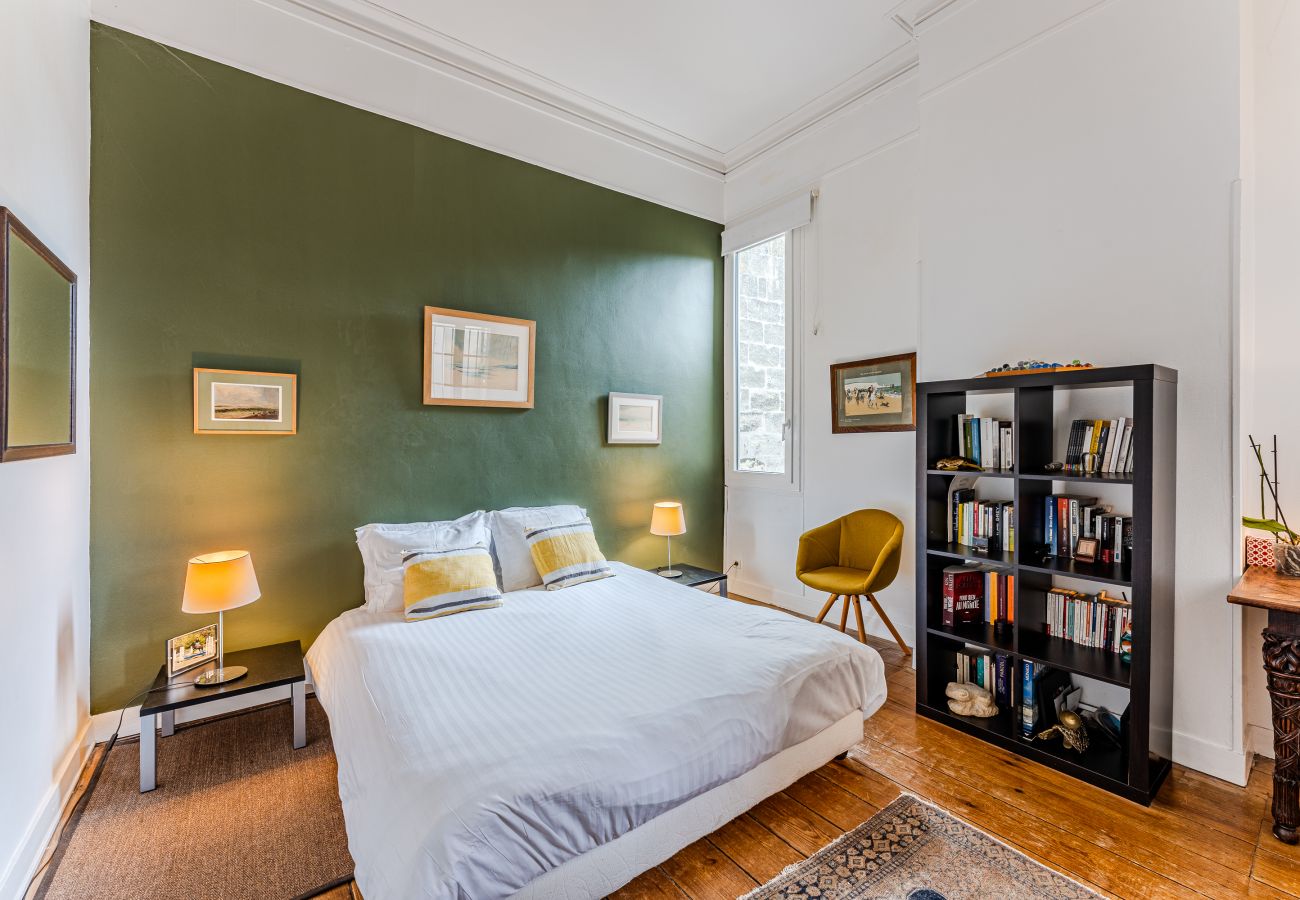 Apartment in Bordeaux - Bordeaux city center: Elegance, calm and authenticity