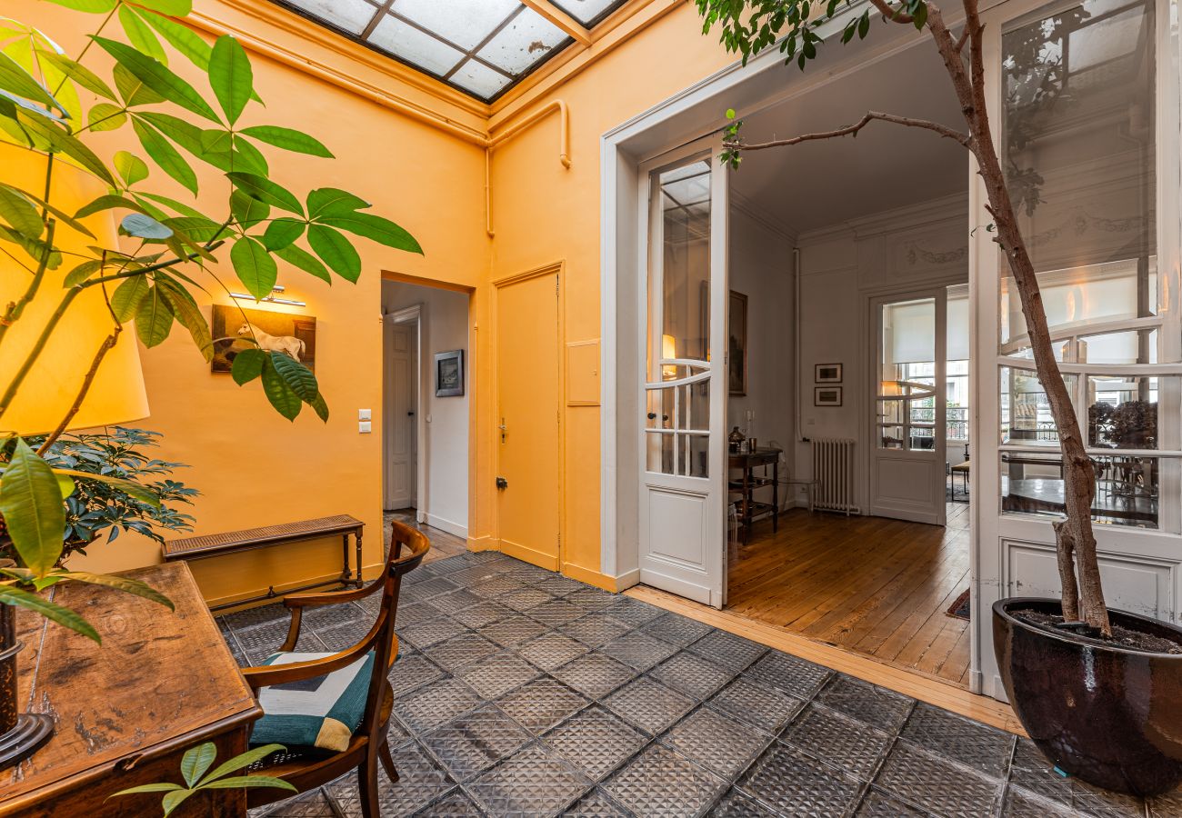 Apartment in Bordeaux - Bordeaux city center: Elegance, calm and authenticity