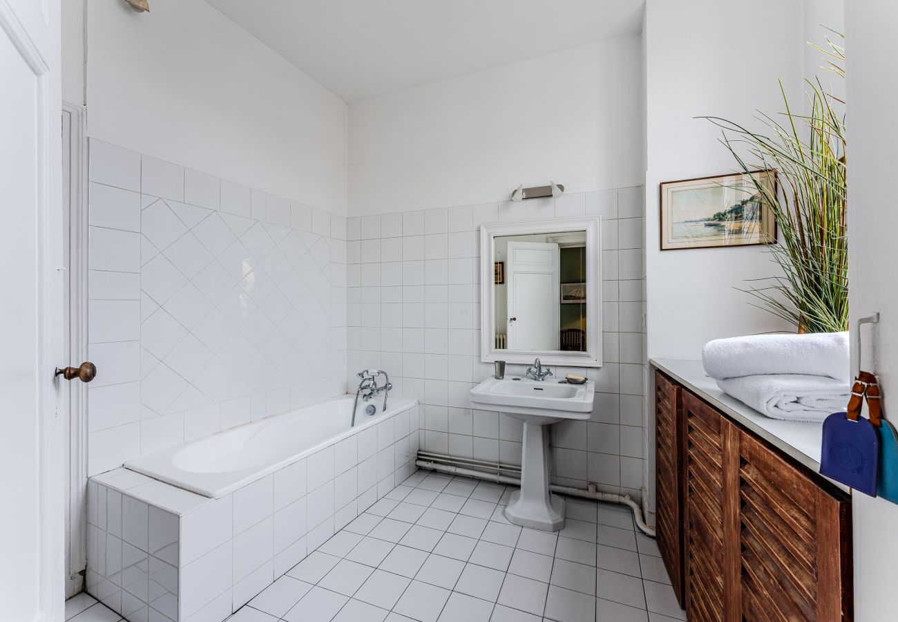 Apartment in Bordeaux - Bordeaux city center: Elegance, calm and authenticity