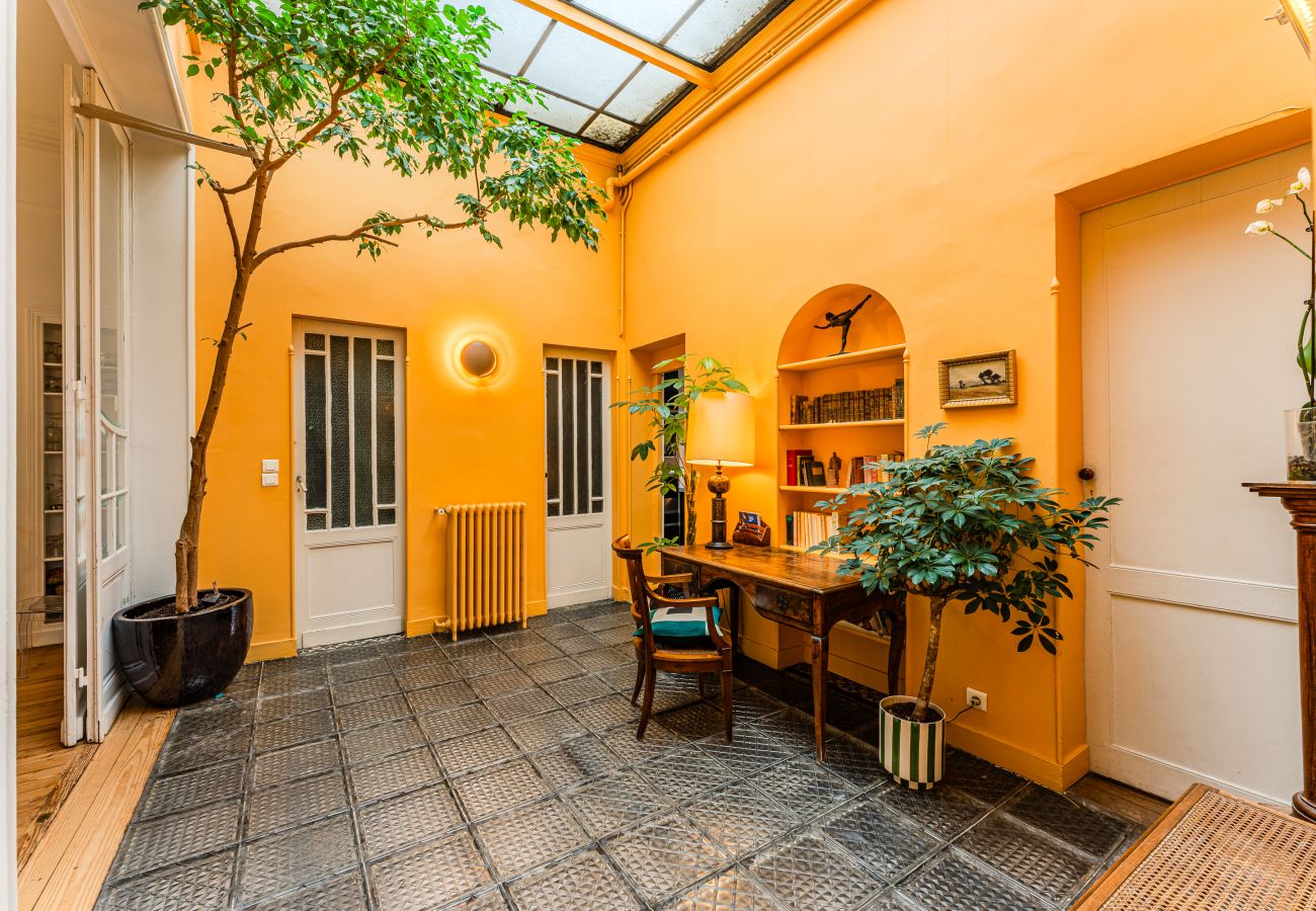 Apartment in Bordeaux - Bordeaux city center: Elegance, calm and authenticity
