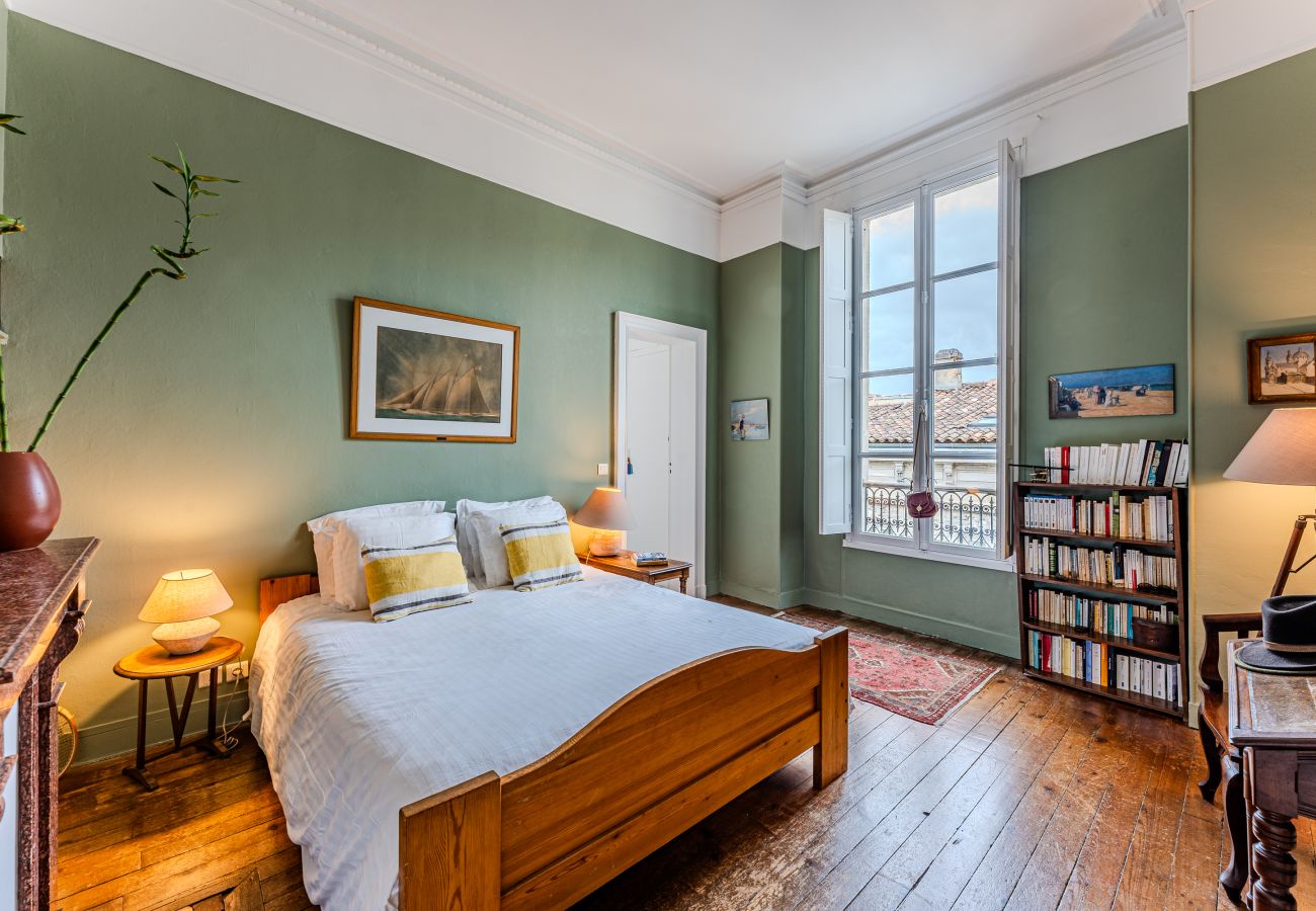Apartment in Bordeaux - Bordeaux city center: Elegance, calm and authenticity