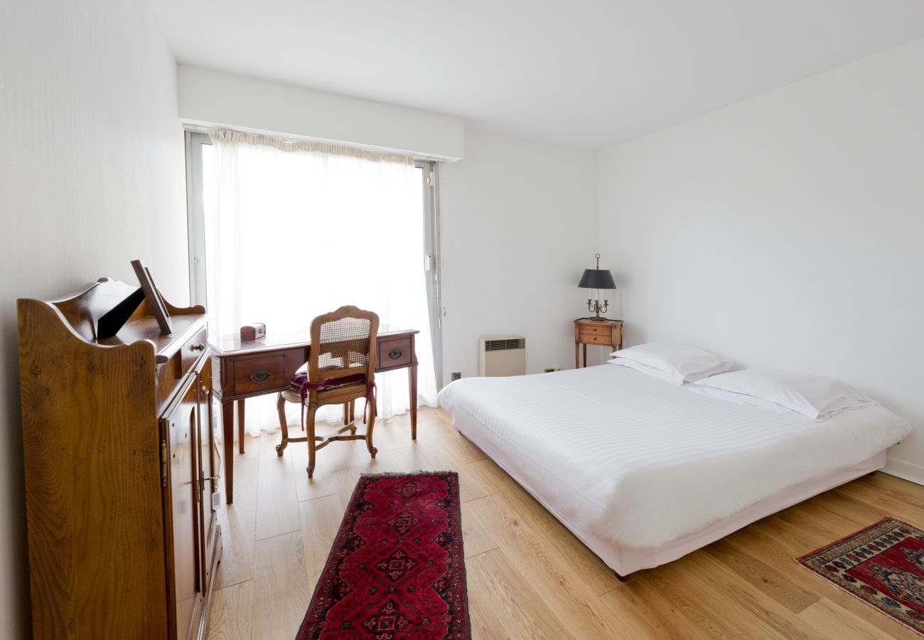 Appartement à Bordeaux - Lumineux 2 chambres avec terrasse, calme, clim, ascenseur