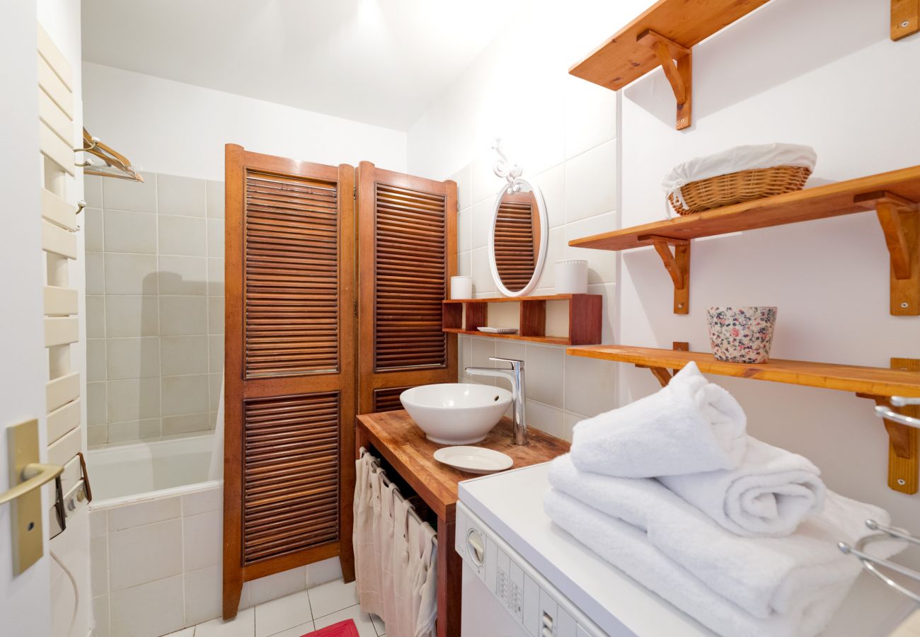 Appartement à Bordeaux - Lumineux 2 chambres avec terrasse, calme, clim, ascenseur